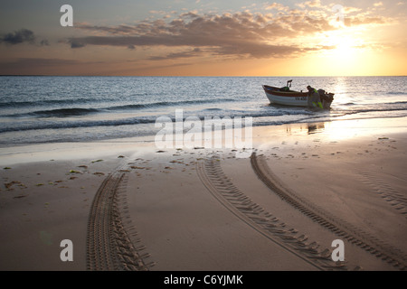 Fischerboot bei Sonnenaufgang Stockfoto