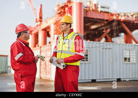 Arbeitnehmer auf Bohrinsel im Gespräch Stockfoto
