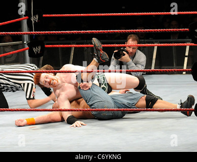 WWE Champion John Cena konfrontiert ehemaligen WWE-Champion Sheamus für den Titel-Gürtel in die O2 Arena und nach langer Kampf Cena beim gewann Stockfoto