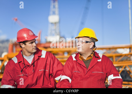 Arbeitnehmer auf Bohrinsel im Gespräch Stockfoto