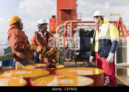 Arbeitnehmer auf Bohrinsel im Gespräch Stockfoto