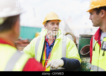 Arbeitnehmer auf Bohrinsel im Gespräch Stockfoto