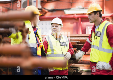 Arbeitnehmer auf Bohrinsel im Gespräch Stockfoto