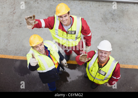 Arbeitnehmer auf Bohrinsel winken Stockfoto