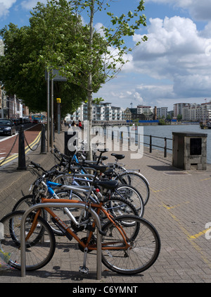 Dh RADFAHREN UK Fahrradständer Parkplatz Bristol direkt am Wasser schwimmenden Hafen Radweg Stockfoto