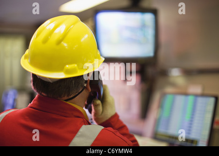 Arbeiter gerade Überwachungskameras Stockfoto