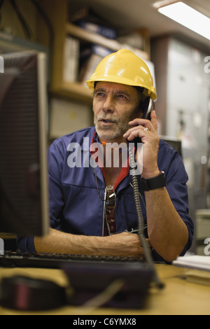 Arbeiter am Telefon im Büro Stockfoto