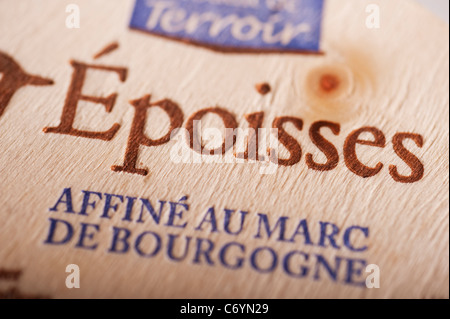 Epoisses Burgund Weichkäse in traditionellen Balsa Holzverpackungen in Marc, gewaschen Stockfoto