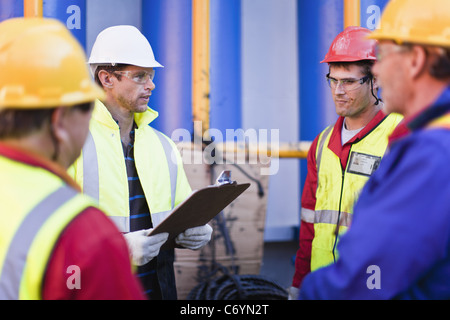 Arbeitnehmer auf Bohrinsel im Gespräch Stockfoto