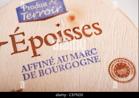 Epoisses Burgund Weichkäse in traditionellen Balsa Holzverpackungen in Marc, gewaschen Stockfoto