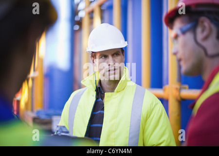 Arbeitnehmer auf Bohrinsel im Gespräch Stockfoto