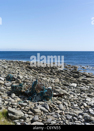 dh PAPA WESTRAY ORKNEY Krabbenkrebse beschädigt Flotsam steinig Strandmüll schottland Müll Abfallmüll Meeresmüll großbritannien Stockfoto