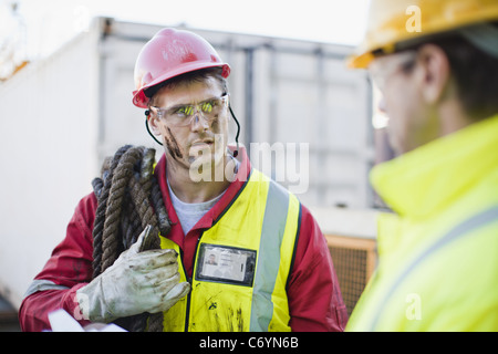 Arbeitnehmer auf Bohrinsel im Gespräch Stockfoto