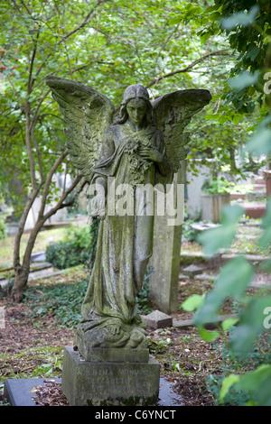 Weibliche Engel Stein in Highgate Cemetery Stockfoto