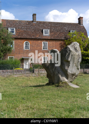 dh Avebury Stone Circle AVEBURY WILTSHIRE Single Neolithisch stehender Stein und Dorfhaus Weltkulturerbe großbritannien Stockfoto