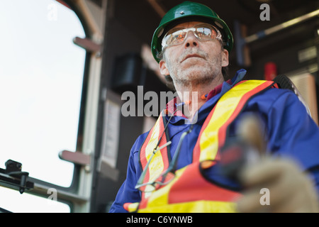 Bedienen von Maschinen auf Bohrinsel Arbeiter Stockfoto