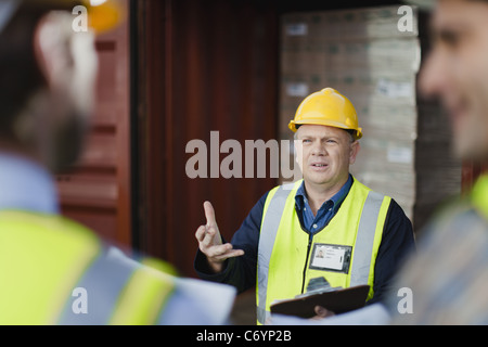 Arbeitnehmer im Frachthafen im Gespräch Stockfoto