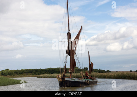 Traditionelle Plattboden Themse Lastkahn, Fluss Alde, Snape, Suffolk, UK. Stockfoto