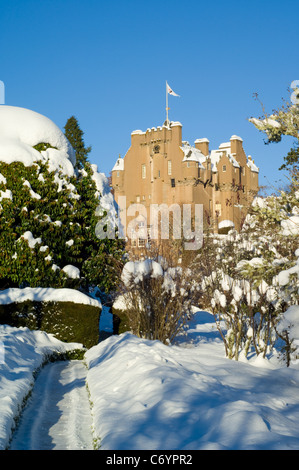 Crathes Castle und Gärten im Schnee, in der Nähe von Banchory Stockfoto