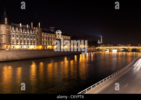 Schloss Conciergerie und Seine Fluss in der Nacht. Paris, Frankreich. Stockfoto