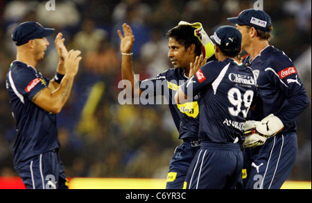 Deccan Chargers Spieler Chaminda Vaas, feiert mit seinen Teamkollegen nach Einnahme Wicket von Kings XI Punjab Kapitän Kumar Stockfoto