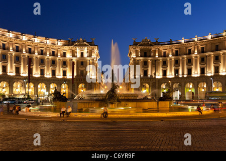 Platz der Republik in Rom bei Nacht. Italien. Stockfoto