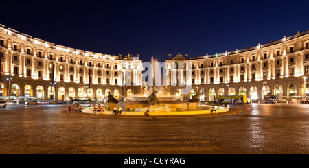 Platz der Republik in Rom bei Nacht. Italien. Stockfoto