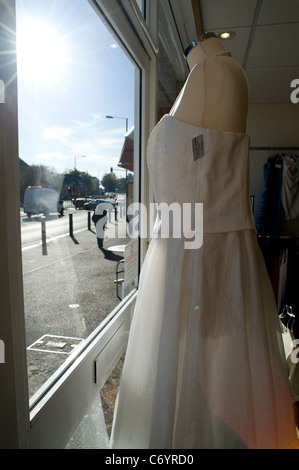 St Lukes Hospiz Charity-Shop im Londoner Stadtteil Harrow Stockfoto