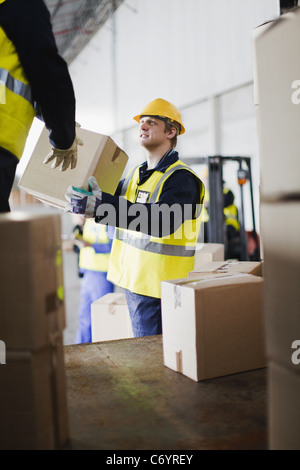 Arbeitnehmer-Boxen von LKW entladen Stockfoto