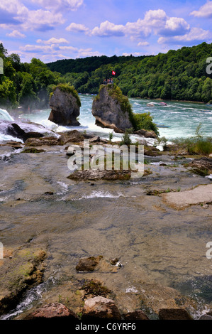 Rheinfall; Hine; Fluss; Anziehungskraft; groß; Blau; zu beruhigen; Kaskade; Burg; Gefahr; Energie; Umwelt; Europa; fallen; fällt; berühmte; Stockfoto