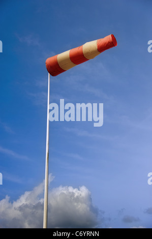 Ein gestreiftes Wetterfahne auf dem Flugplatz gegen blauen Himmel Stockfoto