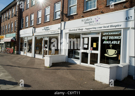 St Lukes Hospiz Charity-Shop im Londoner Stadtteil Harrow Stockfoto