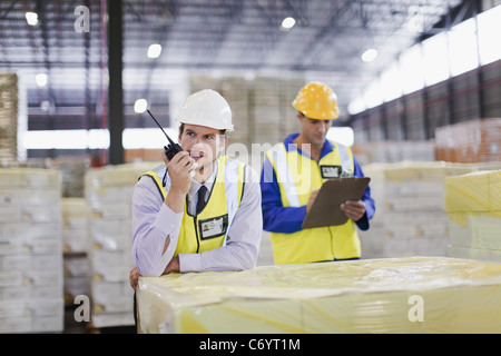 Arbeiter mit Walkie-Talkie im Lager Stockfoto