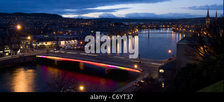 Stadt Inverness - Ansicht Nord-West über den Fluss Ness und Young Street Bridge, vom Schloss-Hügel Stockfoto