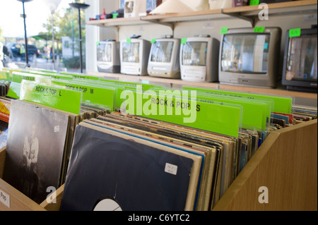 St Lukes Hospiz Charity-Shop im Londoner Stadtteil Harrow Stockfoto