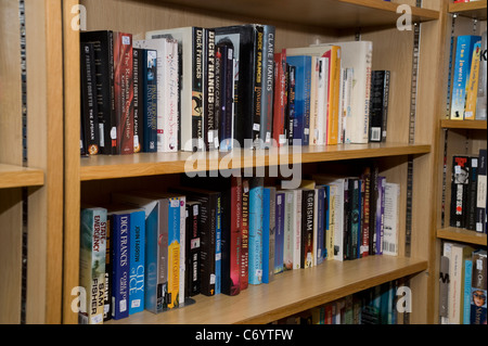 Bücher, die auf Regalen in St. Luke's Hospice Charity Shop im Londoner Stadtteil Harrow Stockfoto