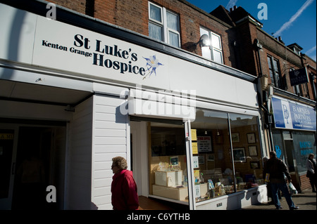 St Lukes Hospiz Charity-Shop im Londoner Stadtteil Harrow Stockfoto