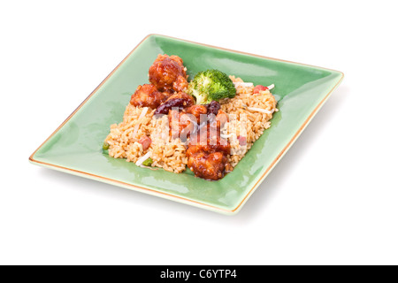 Ein Teller mit General Tsos Huhn mit Brokkoli und Schweinefleisch gebratener Reis isoliert auf einem weißen Hintergrund. Stockfoto