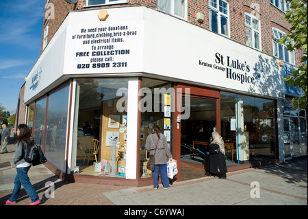 St Lukes Hospiz Charity-Shop im Londoner Stadtteil Harrow Stockfoto