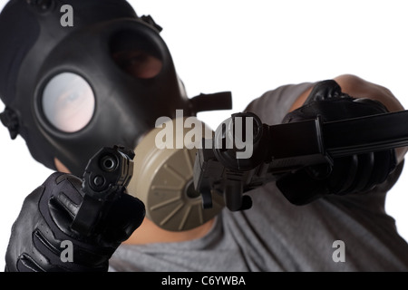 Ein Mann mit einer Gasmaske zwei Kanonen auf den Betrachter gerichtet. Geringe Schärfentiefe. Funktioniert super für Verbrechen oder Kriegsführung Konzepte. Stockfoto