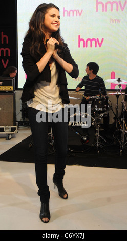 Selena Gomez die live an den HMV-Store in der Oxford Street. London, England-12.04.10 Stockfoto