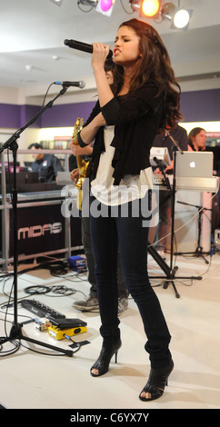 Selena Gomez die live an den HMV-Store in der Oxford Street. London, England-12.04.10 Stockfoto