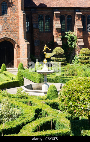 Hatfield House, Hintereingang & Treppe zum The Old Palace & Garden Detail mit goldene Statue & Brunnen Stockfoto