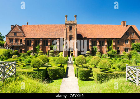 Hatfield House, Hintereingang & Treppe zum The Old Palace & Garden Detail mit goldene Statue & Brunnen Stockfoto