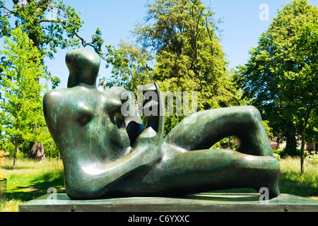 Henry Moore-Ausstellung, moderne zeitgenössische Skulpturen & Statuen, West Garten, Hatfield House 1976 liegende Mutter & Kind Stockfoto