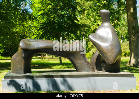 Henry Moore-Ausstellung, moderne zeitgenössische Skulpturen & Statuen, West Garten, Hatfield Haus 1970 liegende Figur Bogen Bein Stockfoto