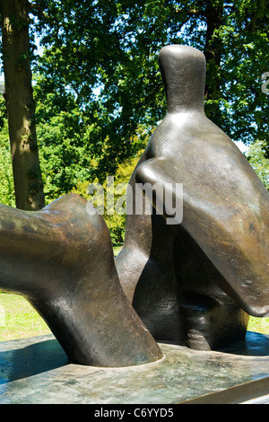 Henry Moore-Ausstellung, moderne zeitgenössische Skulpturen & Statuen, West Garten, Hatfield Haus 1970 liegende Figur Bogen Bein Stockfoto