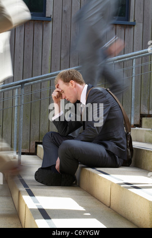 Zeitraffer Zeitansicht deprimiert Geschäftsmann Stockfoto