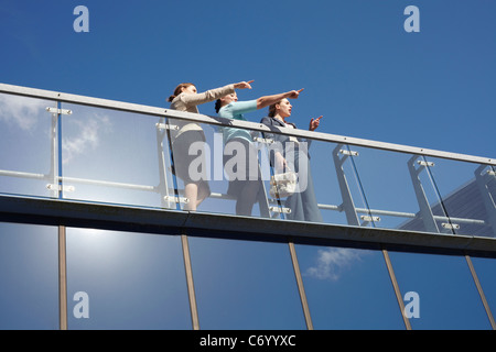 Unternehmerinnen im Gespräch auf Gehweg Stockfoto