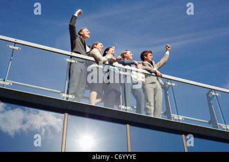 Geschäftsleuten stehen auf Gehweg Stockfoto